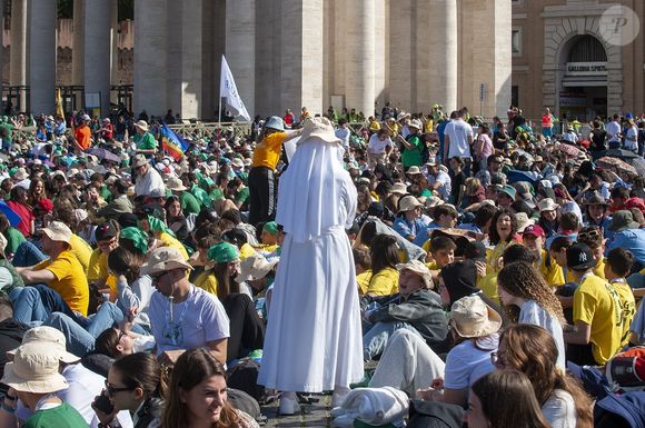 Des croyants prient pour rendre hommage au Pape François à Rome en Italie. Le Pape est mort le 21 avril 2025. 
Backgrid UK/ Bestimage