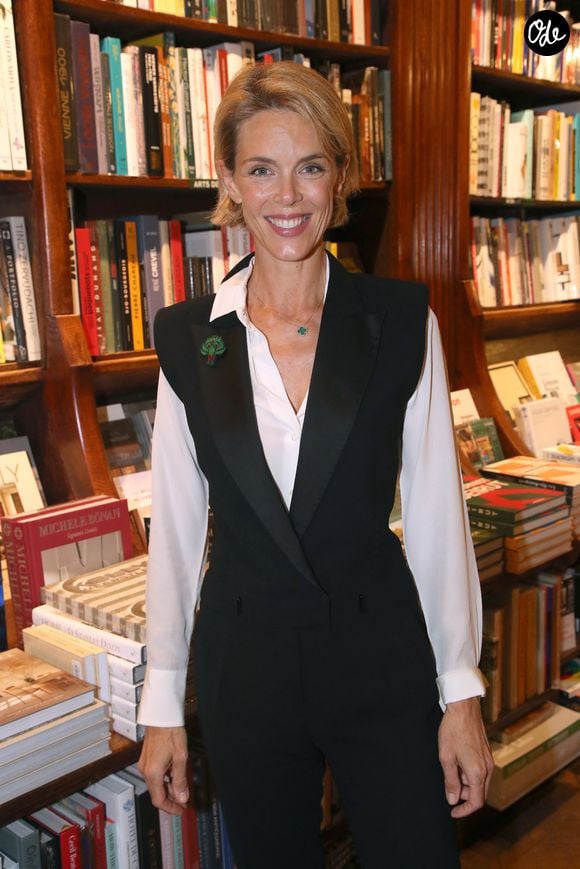 Son message s'ajoute aux nombreux élans de solidarité envers les victimes des incendies.

Julie Andrieu - Eve Ruggieri dédicace son livre « Au cas où je mourrais » à la Librairie Galignani à Paris, France. Le 12 Octobre 2023. 
© Bertrand Rindoff / Bestimage