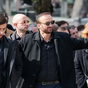 Michel Ferracci et ses fils, Enzo et Maël aux arrivées des obsèques d'Emilie Dequenne au cimetière Père Lachaise à Paris, France, le 26 mars 2025. © Cyril Moreau/Bestimage