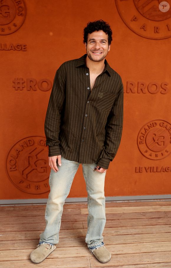 Le chanteur Amir Haddad au photocall du village lors des Internationaux de France de Tennis de Roland Garros 2026, à Paris, France, le 29 mai 2026. Dominique Jacovides/Bestimage