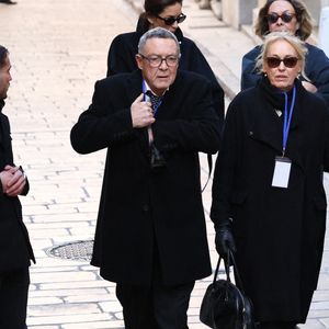 Pour rappel, Nicolas Charrier s’est construit une vie en Norvège, loin de sa mère Brigitte Bardot avec qui les rapports s'étaient néanmoins apaisés avec les années.

Nicolas Charrier, fils de Brigitte Bardot, et la famille arrivant à l'église Notre-Dame de l'Assomption, pour la cérémonie funéraire de l'actrice française Brigitte Bardot, à Saint-Tropez, dans le sud-est de la France, le 7 janvier 2026. Photo par Raphael Lafargue/ABACAPRESS.COM