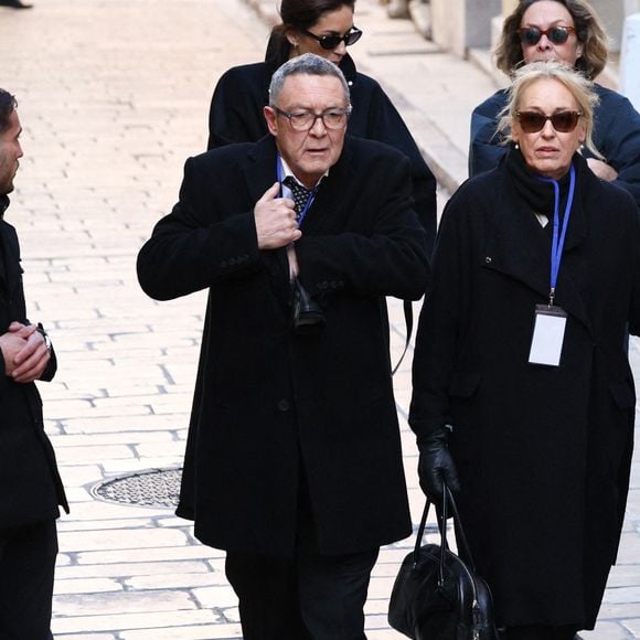 Pour rappel, Nicolas Charrier s’est construit une vie en Norvège, loin de sa mère Brigitte Bardot avec qui les rapports s'étaient néanmoins apaisés avec les années.

Nicolas Charrier, fils de Brigitte Bardot, et la famille arrivant à l'église Notre-Dame de l'Assomption, pour la cérémonie funéraire de l'actrice française Brigitte Bardot, à Saint-Tropez, dans le sud-est de la France, le 7 janvier 2026. Photo par Raphael Lafargue/ABACAPRESS.COM
