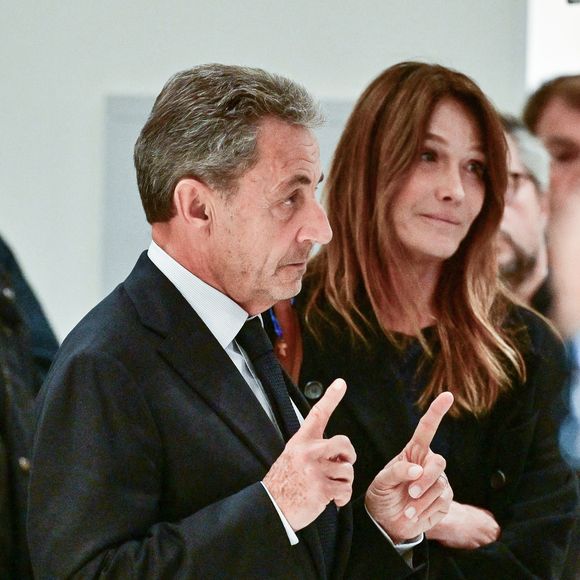 Avec des photos de famille, Carla Bruni Sarkozy a souhaité mettre en lumière sur les réseaux, tout en accompagnant ces photos d'une musique symbolique : sa chanson "Les Séparés".


Nicolas Sarkozy et sa femme Carla Bruni - Nicolas Sarkozy condamné à 5 ans de prison à l'issue du procès de l'affaire du financement libyen au tribunal correctionnel de Paris, le 25 septembre 2025. L'ancien chef de l'Etat était accompagné de sa femme, C.Bruni. Nicolas Sarkozy, jugé coupable d’association de malfaiteurs, sera prochainement convoqué en vue de lui signifier la date de son incarcération. 
© Christian Liewig / Bestimage