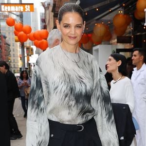 New York, NY - Katie Holmes et l'experte en soins de la peau, le Dr Barbara Sturm, ont posé ensemble, célébrant leur collaboration lors de l'événement pop-up animé de SoHo.

Backgrid USA / Bestimage