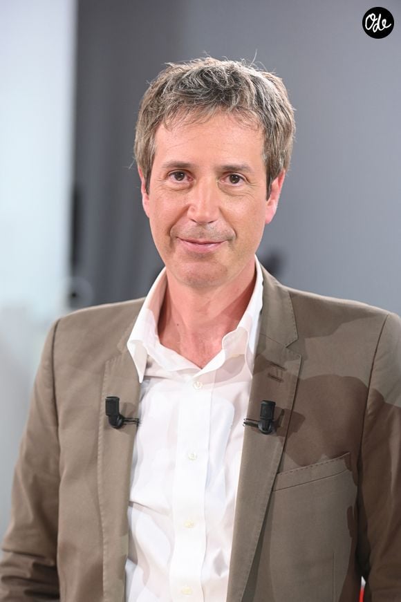 Antonin Baudry lors de l'enregistrement de l'émission Vivement dimanche édition spéciale intitulée 'Général de Gaulle' au studio Rive gauche, présentée par M.Drucker et diffusée le 11 octobre sur France 3, à Paris, France, le 30 septembre 2026. © Guillaume Gaffiot/Bestimage