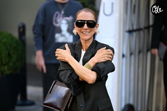 Celine Dion salue ses fans à la sortie de l'hôtel Royal Monceau avant de se diriger vers la salle Plenitude Arena où elle débutera sa série de concert parisien le 12 septembre 2026. © Lionel Urman / Bestimage