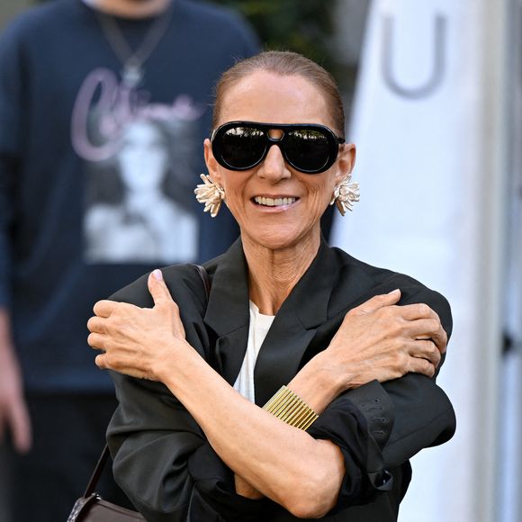 Celine Dion salue ses fans à la sortie de l'hôtel Royal Monceau avant de se diriger vers la salle Plenitude Arena où elle débutera sa série de concert parisien le 12 septembre 2026. © Lionel Urman / Bestimage