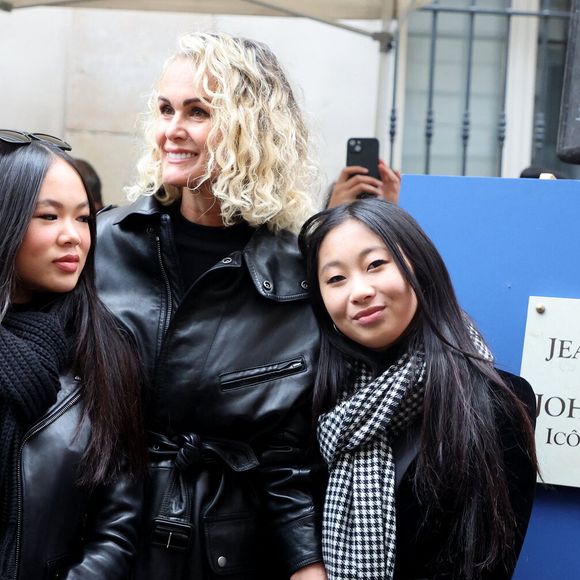 Laeticia Hallyday, ses filles Joy et Jade lors de l'inauguration d'une plaque commémorative en hommage à Johnny Hallyday devant l'immeuble où le chanteur français a grandi dans le 9ème arrondissement de Paris, France, le 22 décembre 2023.

© Dominique Jacovides/Bestimage