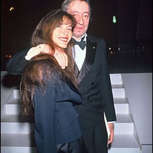 Caroline Elisabeth Paulus, dite Bambou a décidé de se raconter via son autobiographie intitulée "Pas à pas dans la nuit".

ARCHIVES - SERGE GAINSBOURG ET SA FEMME BAMBOU AUX VICTOIRES DE LA MUSIQUE DE 1990