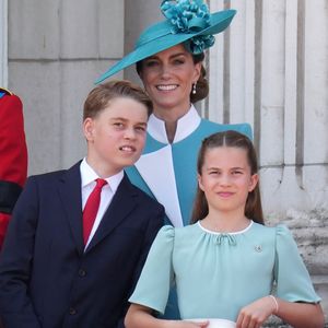 Résultat ? Le prince George aurait eu droit à son délicieux plat !
Catherine (Kate) Middleton, princesse de Galles, Le prince George de Galles, La princesse Charlotte de Galles, - Les membres de la famille royale britannique au balcon de Buckingham Palace lors de la cérémonie Trooping the Colour à Londres, le 14 juin 2025. 
© James Whatling / Bestimage
