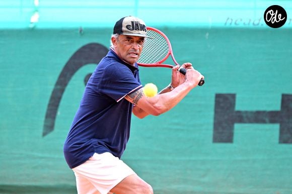 Parmi les commentaires, un nom a retenu l'attention : celui de Yannick Noah. 

Yannick Noah, l'ancien champion de tennis français et chanteur, est mis à l'honneur à Nice dans le club de Tennis où il a fait son sport étude, le Nice LTC qui va baptiser son court central de son nom en présence de ses copains de classe, le 11 juillet 2026. © Bruno Bebert/Bestimage
