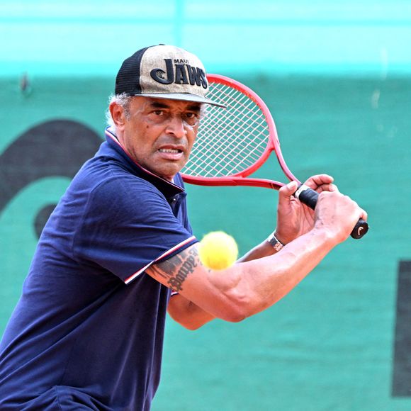 Parmi les commentaires, un nom a retenu l'attention : celui de Yannick Noah. 

Yannick Noah, l'ancien champion de tennis français et chanteur, est mis à l'honneur à Nice dans le club de Tennis où il a fait son sport étude, le Nice LTC qui va baptiser son court central de son nom en présence de ses copains de classe, le 11 juillet 2026. © Bruno Bebert/Bestimage