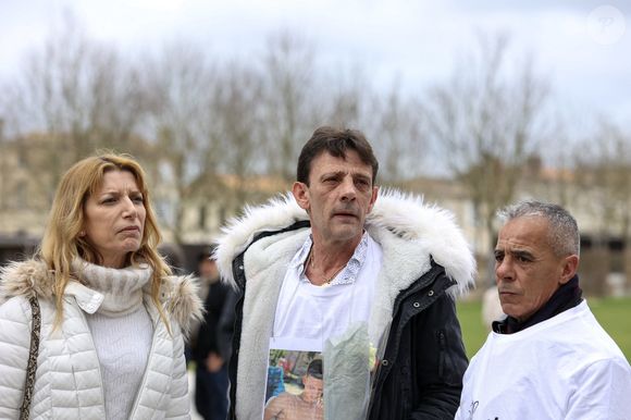 Guy Trompat, père de Kevin (au centre) - Marche blanche organisée en hommage à Leslie Hoorelbeke, 22 ans, et Kevin Tromprat, 21 ans, à Niort, France, le 12 mars 2023 © Laetitia Notarianni/Bestimage