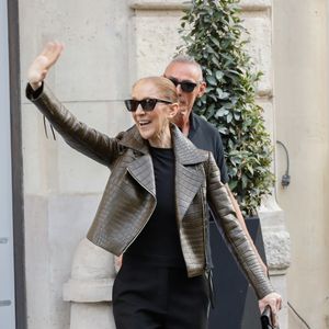 par mesure de précaution pour sa santé.

Céline Dion - Céline Dion acclamée par ses fans à la sortie du palace Royal Monceau à Paris le 31 août 2026
© Marc Ausset Lacroix / Bestimage