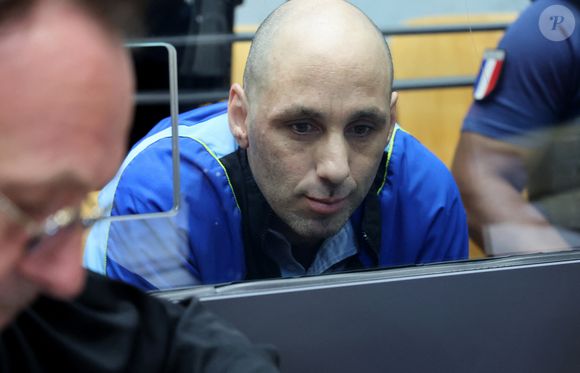 Cette semaine, nos confrères ont dévoilé un échange entre Cédric Jubillar et son avocate. Pour rappel, la loi française interdit strictement la diffusion et l’enregistrement de ce type d’extraits sous peine de sanctions. De quoi ulcérer les avocats de la défense...

Cédric Jubillar arrive dans le box des accusés au tribunal d'Albi pour son procès pour meurtre par conjoint le 22 septembre 2025

© Dominique Jacovides / Bestimage