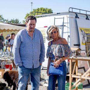 Stéphane Vanhandenhoven et Caroline Margeridon sur le tournage de l'émission "Affaire conclue" aux Puces du Canal à Villeurbanne. Le 11 septembre 2022
© Sandrine Thesillat / Panoramic / Bestimage