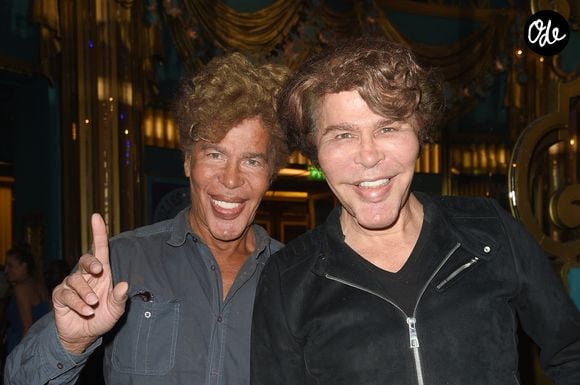 Igor et Grichka sont morts à six jours d’intervalle, fin 2021 et début 2022, à l’âge de 72 ans, des suites du Covid-19.

Grichka Bogdanoff et Igor Bogdanoff à la générale de la comédie musicale de Jean-Paul Gaultier "Fashion Freak Show" au théâtre des Folies Bergère à Paris le 28 septembre 2018.
© Coadic Guirec / Bestimage