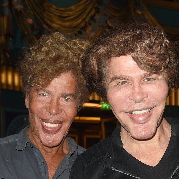 Igor et Grichka sont morts à six jours d’intervalle, fin 2021 et début 2022, à l’âge de 72 ans, des suites du Covid-19.

Grichka Bogdanoff et Igor Bogdanoff à la générale de la comédie musicale de Jean-Paul Gaultier "Fashion Freak Show" au théâtre des Folies Bergère à Paris le 28 septembre 2018.
© Coadic Guirec / Bestimage