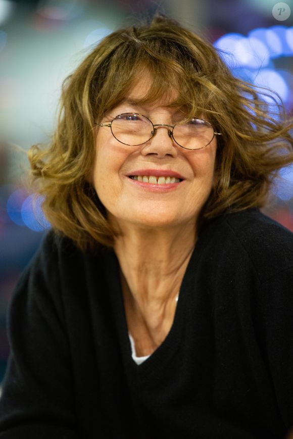 Jane Birkin dédicace son livre "Post-Scriptum" à la librairie Filigranes à Bruxelles en Belgique le 25 novembre 2019.
