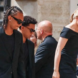 Elle qui depuis des mois aurait poussé la star du PAF à se réconcilier avec ceux avec qui il s'est fâché, a accueilli les invités un à un à l'entrée de l'église. 

Audrey Crespo-Mara et ses fils Sekou et Lamine - Arrivées aux obsèques de Thierry Ardisson en l’église Saint-Roch de Paris, France, le 17 juillet 2025. © Clovis-Jacovides/Bestimage