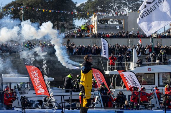 Le skipper de Macif Charlie Dalin remporte la dixième édition du tour du monde en solitaire Vendée Globe en pulvérisant le record de l’épreuve en 64 jours, 19 heures 22 minutes et 49 secondes aux Sables-d'Olonne, France, le 14 janvier 2025. © Alexis Courcoux/Psnewz/Bestimage