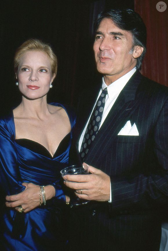 La chanteuse a publié une vidéo où elle apparaît rayonnante en robe blanche devant un gâteau, enlaçant tendrement son époux.

Sylvie Vartan, Tony Scotti
JLPPA / Bestimage
