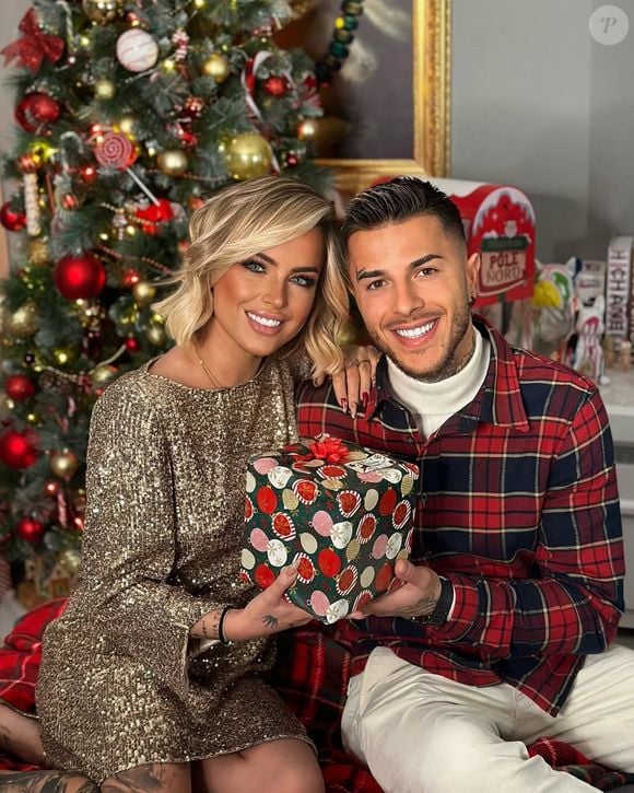 Le chanteur du célèbre titre "Clic clic pan pan pan" est devenu père pour la première fois avec sa femme Jade. Sur Instagram, il a annoncé la naissance de son fils dans une émouvante vidéo à la maternité

Yanns et Jade sur Instagram en 2024