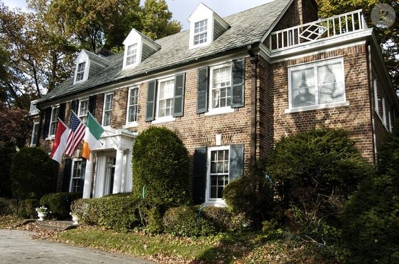 De style géorgien, avec sa façade de briques et son perron à colonnes blanches, la demeure de trois étages se situe dans le quartier chic de East Falls à Philadelphie, Pennsylvanie, Etats-Unis, le 25 octobre 2016. Agence/Bestimage