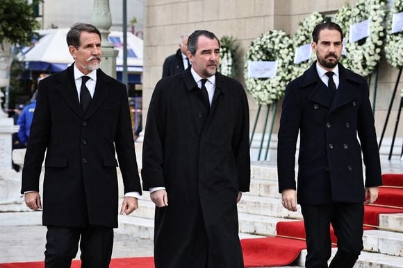 La famille royale grecque, conduite par le prince Pavlos, est également largement représentée, malgré quelques absences pour raisons personnelles ou médicales. 

Le prince Philippos de Grèce, le prince Nikolaos de Grèce et le prince héritier Pavlos de Grèce assistent aux funérailles de la princesse Irène de Grèce à la cathédrale métropolitaine d'Athènes à Athènes, Grèce, le 19 janvier 2026. Photo by Giannis Panagopoulos/EUROKINISSI/ABACAPRESS.COM