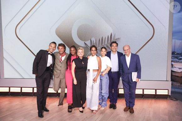 Exclusif - Mohamed Bouhafsi, Bertrand Chameroy, Fanta Kebe, Anne-Elisabeth Lemoine, Amel Bent, Shirel Nataf, Patrick Cohen, Pierre Lescure sur le plateau de l'émission "C à vous" lors du 78ème Festival International du Film de Cannes, France, le 22 mai 2025. © Jack Tribeca/Bestimage