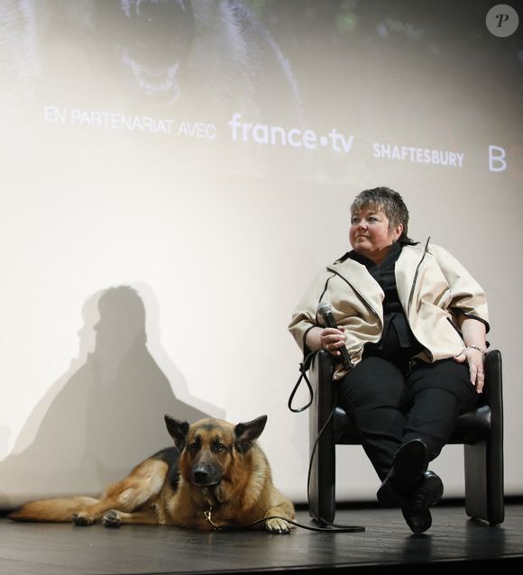 "J'ai partagé Diesel avec le monde entier, mais il faisait partie intégrante de monde âme", a confié l'ancienne coach du berger allemand comme l'ont récemment notifié nos confrères de Télé 2 semaines. 

L'acteur John Reardon, le chien Diesel et Sherri Davis - Présentation de la série "Hudson & Rex" lors du festival Canneseries saison 6 au palais des festivals à Cannes le 16 avril 2023. © Denis Guignebourg / Bestimage