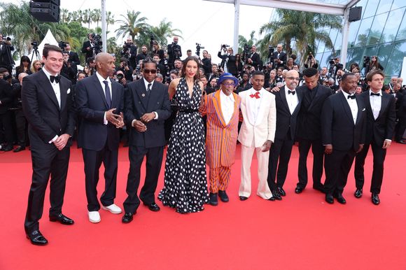 Ce lundi 19 mai, c’est le film de Spike Lee "Highest 2 Lowest" qui était présenté en compétition au Festival de Cannes

Jason Michael Berman, Denzel Washington, Elijah Wright, Jeffrey Wright, Aubrey Joseph, Ilfenesh Hadera, Spike Lee, ASAP Rocky, Wendell Pierce et Alan Fox sur le tapis rouge de "Highest 2 Lowest" lors du 78ème Festival de Cannes au Palais des Festivals le 19 mai 2025 à Cannes, France. Photo by Jerome Domine/ABACAPRESS.COM