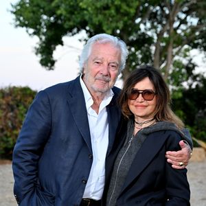 Mais Pierre Arditi a également "toujours aimé la Normandie", où le couple possède "une maison de campagne dans les terres".

Pierre Arditi et sa femme Evelyne Bouix durant la soirée d'ouverture de la troisième édition des Théâtrales d'Eze à l'oppidum du Col d'Eze, le 1er août 2025. © Bruno Bebert / Bestimage