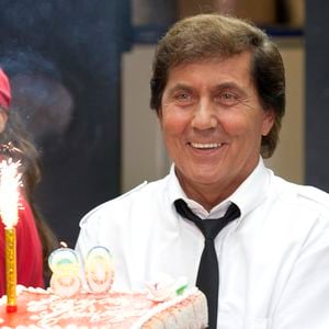 Exclusif- Geneviève de Fontenay fête ses 80 ans à Paris ce 29 août 2012.  
Photo :  Surprise inattendue pour les 80 ans de Geneviève de Fontenay ? Son chanteur préféré, Frank Michael, lui fait la surprise d'arriver avec un gâteau d'anniversaire. Très émue, elle verse des larmes. ALAIN ROLLAND / BESTIMAGE