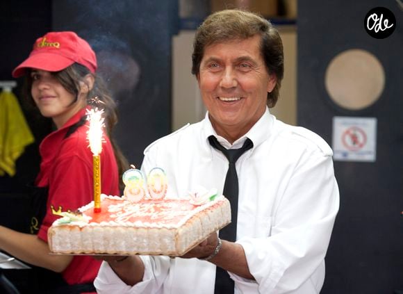 Exclusif- Geneviève de Fontenay fête ses 80 ans à Paris ce 29 août 2012.  
Photo :  Surprise inattendue pour les 80 ans de Geneviève de Fontenay ? Son chanteur préféré, Frank Michael, lui fait la surprise d'arriver avec un gâteau d'anniversaire. Très émue, elle verse des larmes. ALAIN ROLLAND / BESTIMAGE