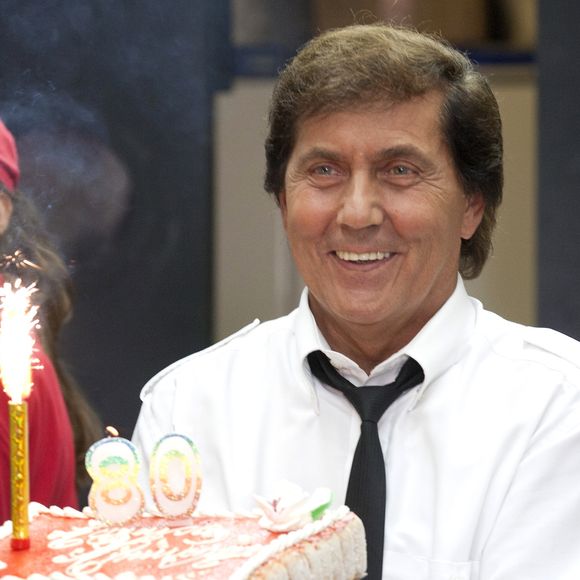 Exclusif- Geneviève de Fontenay fête ses 80 ans à Paris ce 29 août 2012.  
Photo :  Surprise inattendue pour les 80 ans de Geneviève de Fontenay ? Son chanteur préféré, Frank Michael, lui fait la surprise d'arriver avec un gâteau d'anniversaire. Très émue, elle verse des larmes. ALAIN ROLLAND / BESTIMAGE
