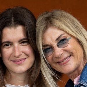 Un bien bel endroit pour célébrer un si joli anniversaire.

Michèle Laroque et sa mère Oriane Deschamps au village lors des Internationaux de France de Tennis de Roland Garros 2026. Paris, le 2 juin 2026. 
© Jacovides-Moreau / Bestimage