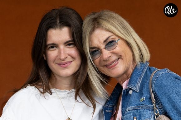 Un bien bel endroit pour célébrer un si joli anniversaire.

Michèle Laroque et sa mère Oriane Deschamps au village lors des Internationaux de France de Tennis de Roland Garros 2026. Paris, le 2 juin 2026. 
© Jacovides-Moreau / Bestimage