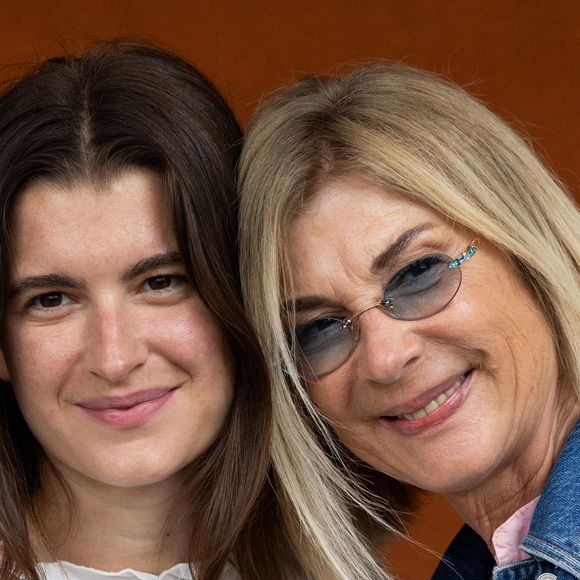 Un bien bel endroit pour célébrer un si joli anniversaire.

Michèle Laroque et sa mère Oriane Deschamps au village lors des Internationaux de France de Tennis de Roland Garros 2026. Paris, le 2 juin 2026. 
© Jacovides-Moreau / Bestimage