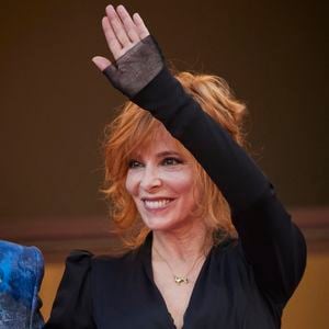 Mylène Farmer - Montée des marches du film « OSS 117 : Alerte rouge en Afrique Noire » lors du 74ème Festival International du Film de Cannes. Le 17 juillet 2021. © Borde-Jacovides-Moreau / Bestimage