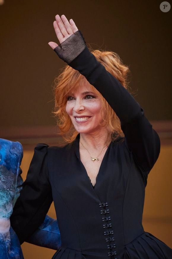 Mylène Farmer - Montée des marches du film « OSS 117 : Alerte rouge en Afrique Noire » lors du 74ème Festival International du Film de Cannes. Le 17 juillet 2021. © Borde-Jacovides-Moreau / Bestimage
