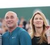 “J’essayais de me faire du mal vu que je détestais ma vie”, ajoute le mari de Steffi Graf

Steffi Graf et son mari André Agassi - Tournoi des "Longines Future Tennis Aces" sur le court en terre battue installé sous la Tour Eiffel dans le cadre de l'opération "Roland-Garros dans la Ville" à Paris, le 2 juin 2018. S. Graf et A. Agassi ont disputé un match avec les vainqueurs de cette compétition. © Jacovides/Moreau/Bestimage