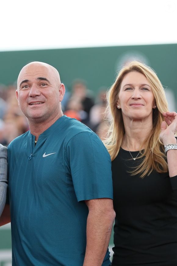 “J’essayais de me faire du mal vu que je détestais ma vie”, ajoute le mari de Steffi Graf

Steffi Graf et son mari André Agassi - Tournoi des "Longines Future Tennis Aces" sur le court en terre battue installé sous la Tour Eiffel dans le cadre de l'opération "Roland-Garros dans la Ville" à Paris, le 2 juin 2018. S. Graf et A. Agassi ont disputé un match avec les vainqueurs de cette compétition. © Jacovides/Moreau/Bestimage