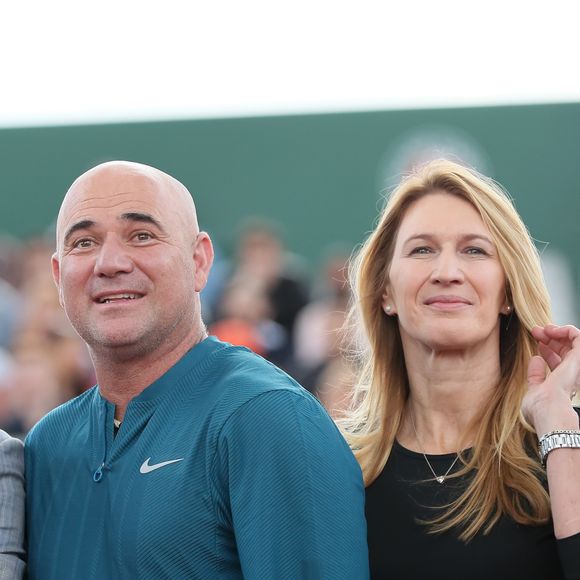 “J’essayais de me faire du mal vu que je détestais ma vie”, ajoute le mari de Steffi Graf

Steffi Graf et son mari André Agassi - Tournoi des "Longines Future Tennis Aces" sur le court en terre battue installé sous la Tour Eiffel dans le cadre de l'opération "Roland-Garros dans la Ville" à Paris, le 2 juin 2018. S. Graf et A. Agassi ont disputé un match avec les vainqueurs de cette compétition. © Jacovides/Moreau/Bestimage