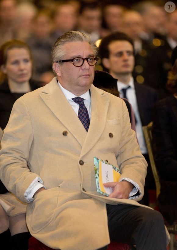 Mais cette reconnaissance porte officiellement le nombre de ses enfants à quatre.

Le prince Laurent de Belgique le 18 février 2014 à Notre-Dame de Laeken à l'occasion de la messe hommage aux disparus de la famille royale. Bestimage