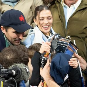 Exclusif - Clément, frère d'A.Dupont, Iris Mittenaere lors du match de rugby du Tournoi des Six Nations France contre Angleterre au Stade de France à Saint-Denis le 14 mars 2026. © AGENCE / BESTIMAGE