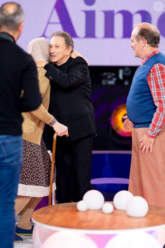 Exclusif - Michel Drucker et Les Bodin's (Vincent Dubois et Christian Fraiscinet) lors de l'enregistrement de l'émission "Famille je vous aime" présentée par Michel Drucker et qui sera diffusée le vendredi 29 mai sur France 3, à Paris, France, le 4 décembre 2025. © Gaffiot-Perusseau/Bestimage