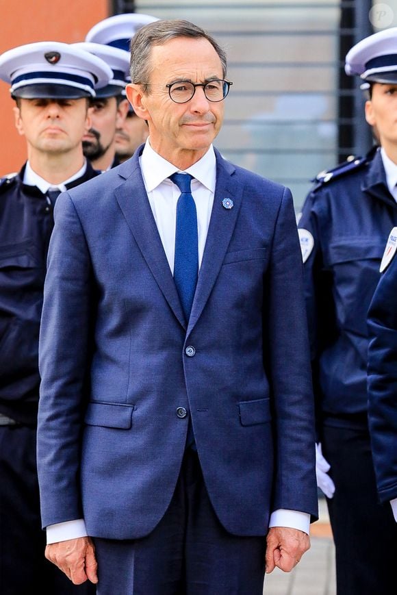 Le ministre de l'Intérieur, Bruno Retailleau, remet des médailles aux forces de l'ordre du commissariat de police de la division Nord lors d'une visite pour annoncer des mesures contre le trafic de drogue à Marseille, France, le 8 novembre 2024. À Marseille, le 8 novembre, les ministres français de la Justice et de l'Intérieur ont appelé à un « front uni » et à une action « rapide » dans la lutte contre le trafic de drogue, qui a été déclaré « cause nationale ». © Franz Chavaroche/Bestimage