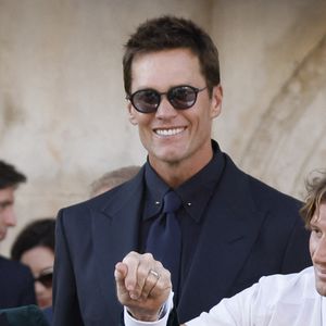 Tom Brady quitte l'hôtel Gritti pour assister à la cérémonie de mariage sur l'île de San Giorgio avant le mariage de Jeff Bezos et Lauren Sanchez, le 27 juin 2025 à Venise, en Italie. Photo par Marco Piovanotto/ABACAPRESS.COM