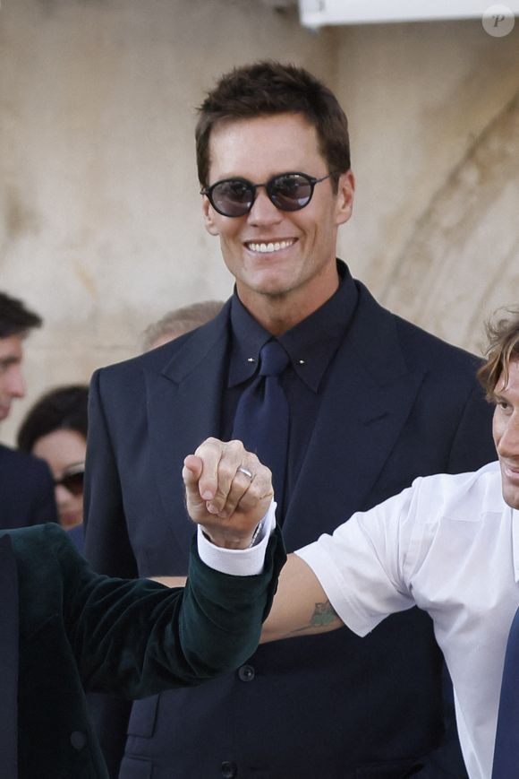 Tom Brady quitte l'hôtel Gritti pour assister à la cérémonie de mariage sur l'île de San Giorgio avant le mariage de Jeff Bezos et Lauren Sanchez, le 27 juin 2025 à Venise, en Italie. Photo par Marco Piovanotto/ABACAPRESS.COM